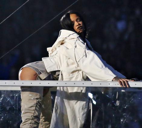 Rihanna, distracție la piscină înainte de concertul din București. Imaginile care îi "desființează" trupul de zeiță. Să fie ăsta motivul pentru ținuta purtată în timpul show-ului din România?