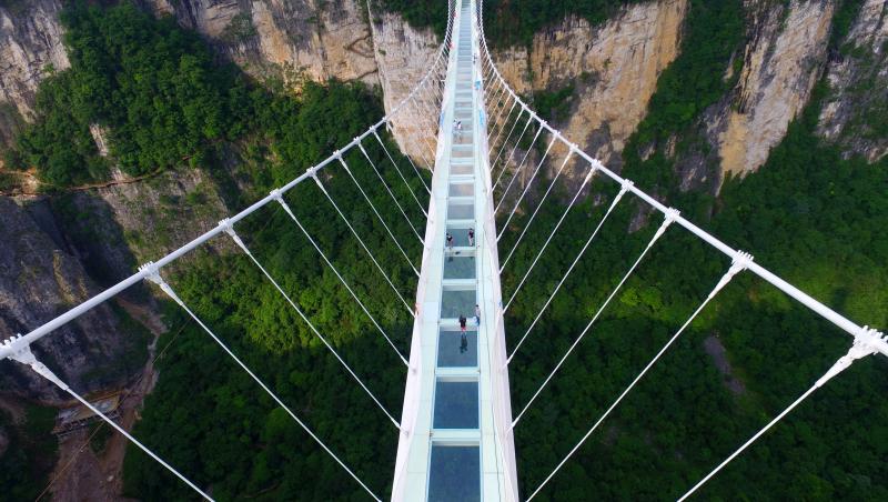 A fost inaugurat cel mai lung pod din sticlă din lume. Îți îngheață sângele, când pășești pe el. Deja a stabilit 10 recorduri mondiale
