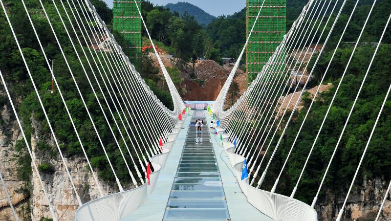 A fost inaugurat cel mai lung pod din sticlă din lume. Îți îngheață sângele, când pășești pe el. Deja a stabilit 10 recorduri mondiale