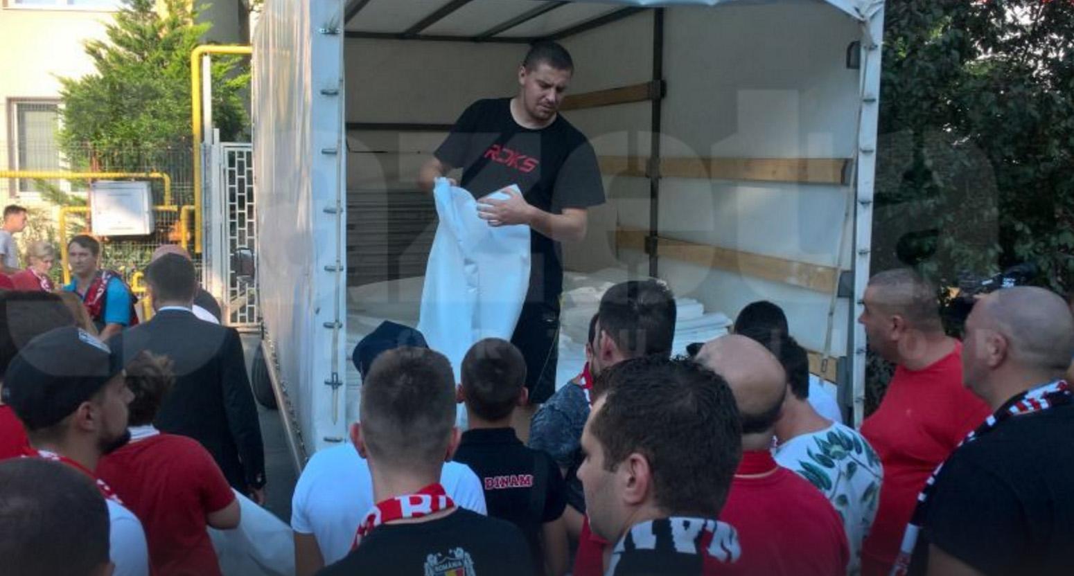 FOTO de la 21:00 - Derby de Rom&acirc;nia, episodul 165 &raquo; Echipele de start + Suporterii dinamoviști nu sunt lăsați de Jandarmerie să intre cu vestele pentru coregrafie