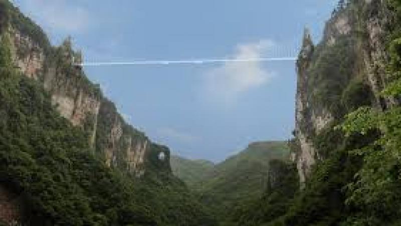 Pandora chiar există! Podul din munţii Avatar, cel mai mare pod de sticlă din lume, accesibil publicului. GALERIE IMPRESIONANTĂ