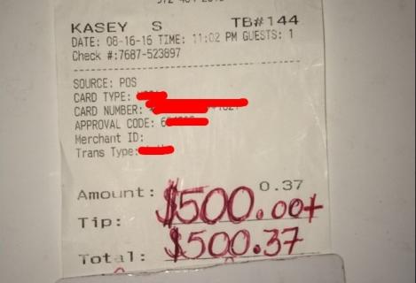 Un chelner a primit 500 de dolari bacșiș, la o notă de plată de doar.. 0,37 dolari. Motivul este unul foarte emoționant