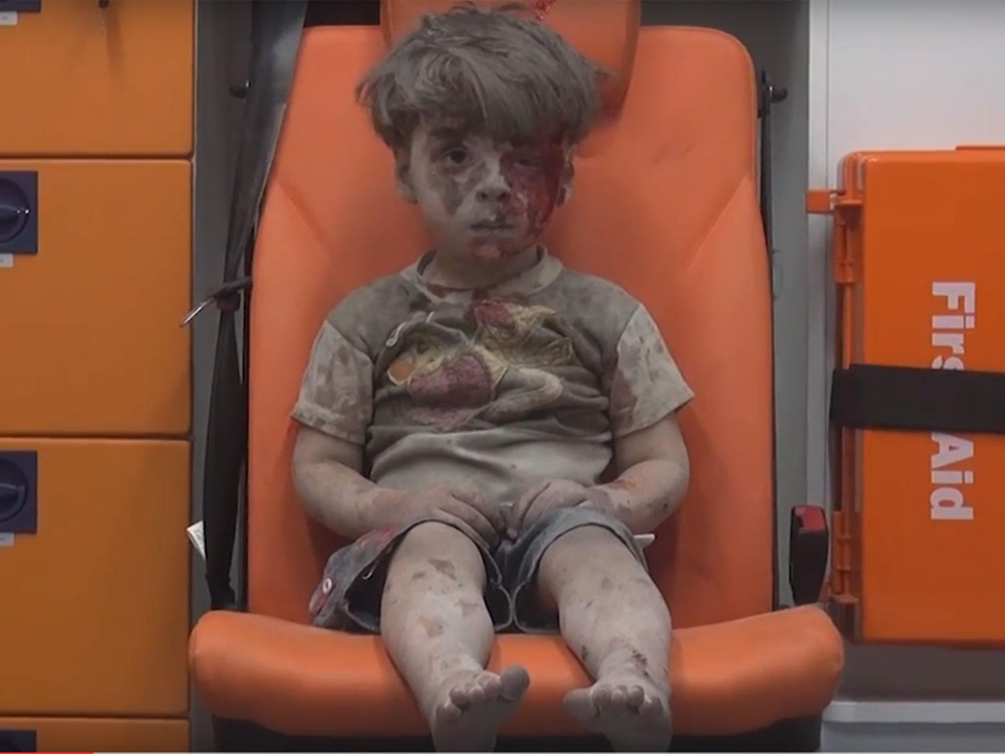Cum arăta înaintre de bombardament  „băiatul din Ambulanță” care a impresionat o lume întreagă