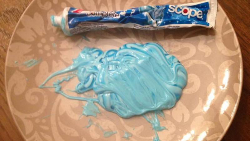 O mamă a întins pastă de dinți pe o farfurie și i-a dat fiicei sale o lecție de neuitat! „Mereu îți vei aminti asta”
