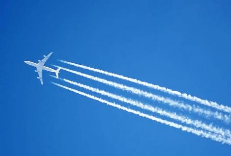 Ce sunt, de fapt, urmele albe lăsate de avioane pe cer? "Dârele morții", folosite în scopuri oculte