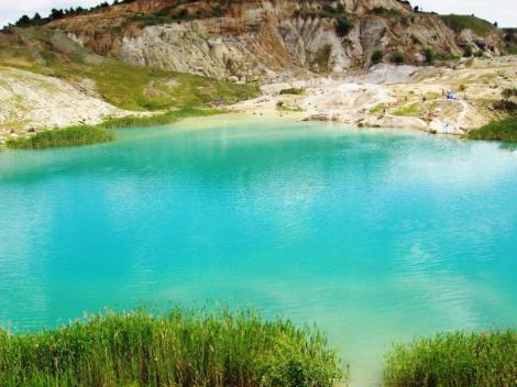 „Maldive de Cluj”, locul spectaculos ajuns o ruină: „Lacul e plin de mizerie, deși e ca o Lagună Albastră!”