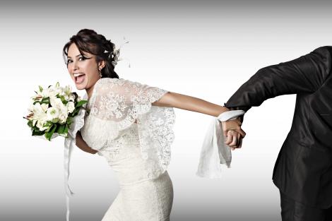 Nuntă ca la Vaslui nu mai face nimeni! Mireasa a fost trasă cu rogojina pe ulițe! Imaginile fac senzație pe internet! (VIDEO)