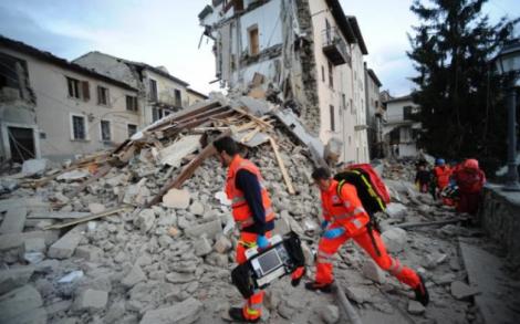 Cutremur Italia. Bilanţul victimelor creşte de la oră la oră.“Patru persoane sunt blocate sub dărâmături şi nu dau niciun semn de viaţă"