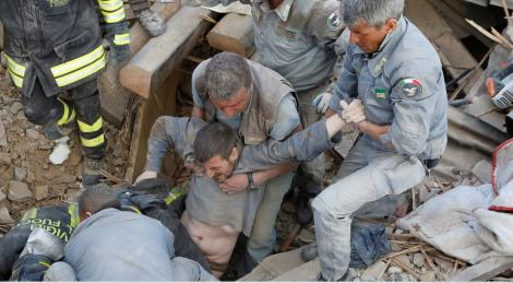 Imagini șocante după cutremurul din Italia! Victime însângerate, ruine, bolovani și miros de disperare! (FOTO)