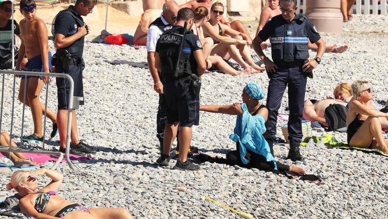 Femeie amendată că a apărut într-o ținută interzisă la plajă! Cum crezi că s-a îmbrăcat?