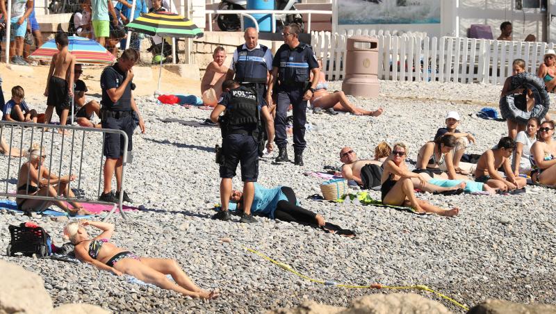 Femeie amendată că a apărut într-o ținută interzisă la plajă! Cum crezi că s-a îmbrăcat?