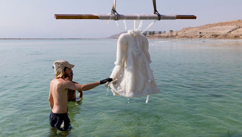 Un bărbat a băgat o rochie în mare și a așteptat! După doi ani a scos la iveală o adevărată bijuterie!