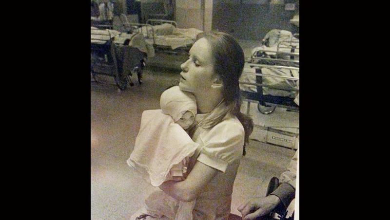Amanda a suferit arsuri grave pe când era bebeluş. După patru decenii, s-a întâlnit cu asistenta medicală care a îngrijit-o și i-a oferit dragoste
