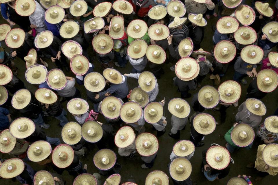 Cum arată cel mai mare mozaic din lume, făcut din pălării sombrero! Mexicanii chiar sunt plini de imaginație!