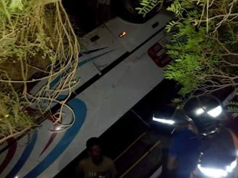 Tragedie! Nouă copii au murit și alți 15 sunt răniți, după ce un autobuz s-a răsturnat &icirc;ntr-o prăpastie