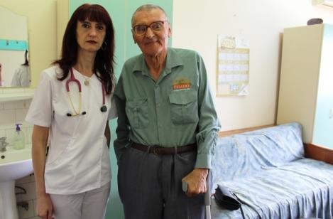 Români, în picioare! El este bătrânelul care a donat două incubatoare pentru bebeluși, de 21.000 de euro. ”Am căutat să fac un bine”...