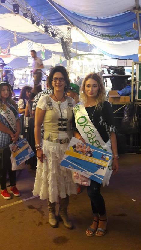 O braşoveancă de 18 ani a fost desemnată Miss Oktoberfest. S-a descurcat excelent la proba „halbelor de bere”