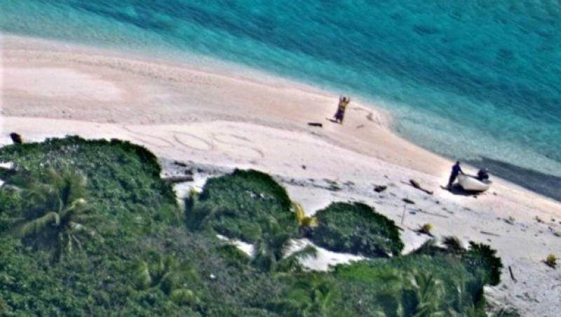 Ingenios! Un cuplu a fost salvat de pe o insulă nelocuită datorită mesajului SOS scris pe nisip