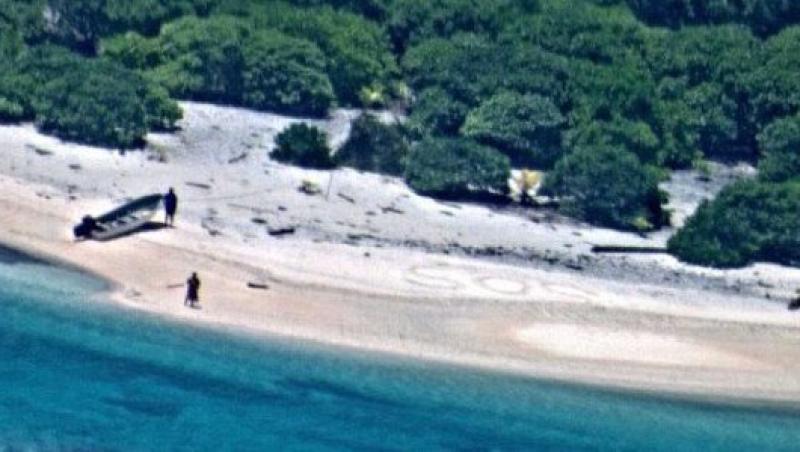 Ingenios! Un cuplu a fost salvat de pe o insulă nelocuită datorită mesajului SOS scris pe nisip