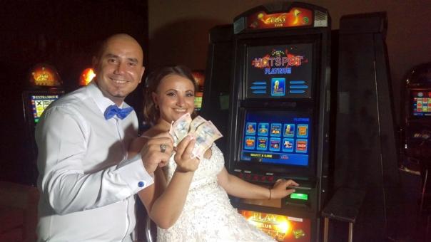 O mireasă din Iaşi a fost dusă &icirc;n noaptea nunţii la păcănele! C&acirc;ţi bani a c&acirc;ştigat după ce a băgat 5 lei &icirc;n aparat
