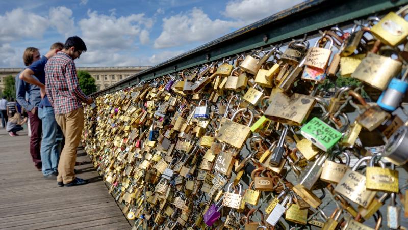 Turiștii își pot lua adio! Lacătele dragostei de pe podurile Parisului vor rămâne doar o amintire: 