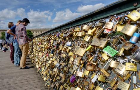 Turiștii își pot lua adio! Lacătele dragostei de pe podurile Parisului vor rămâne doar o amintire: "Declarați-vă dragostea altfel"