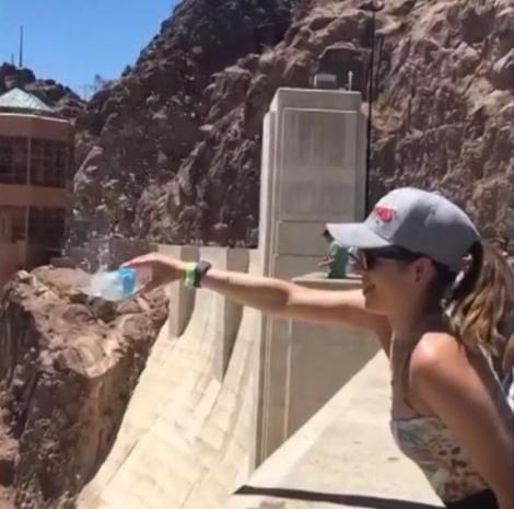 O turistă a vrut să verse apă într-un baraj, dar ceva de-a dreptul bizar s-a întâmplat! Toți au crezut că este vreo scamatorie! (VIDEO)