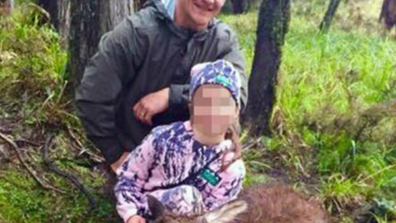 Un tată a șocat mediul online! Și-a lăsat fiica de opt ani să împuște un cerb și să-i mănânce inima, încă zvâcnind. Sângele șiroia pe buzele și mâinile fetei