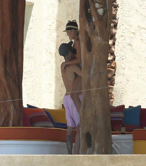 Cele mai HOT poze cu Justin Bieber și iubita lui, Sofia! Nu și-a putut dezlipi mâinile de pe corpul ei fierbinte. Paparazzi i-au prins!