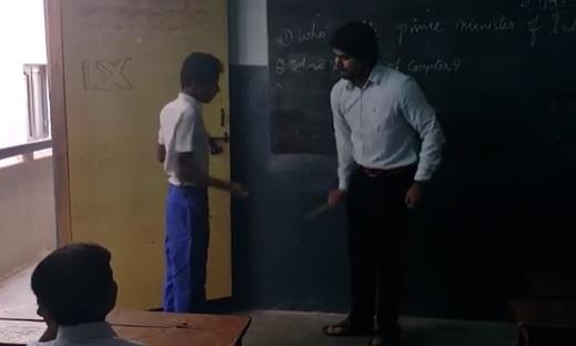 &Icirc;ți dau lacrimile! Profesorul l-a bătut pe elev pentru că a &icirc;nt&acirc;rziat, dar apoi a dat &icirc;n pl&acirc;ns c&acirc;nd a aflat adevăratul motiv! Ce ascundea băiatul? (VIDEO)