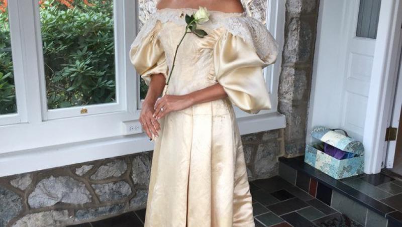 Tradiție de familie! A 11-a mireasă care îmbracă aceeași rochie, veche de 120 de ani, îngălbenită și găurită. A strălucit în ziua nunții