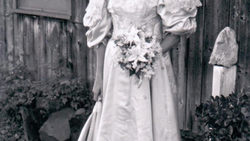 Tradiție de familie! A 11-a mireasă care îmbracă aceeași rochie, veche de 120 de ani, îngălbenită și găurită. A strălucit în ziua nunții