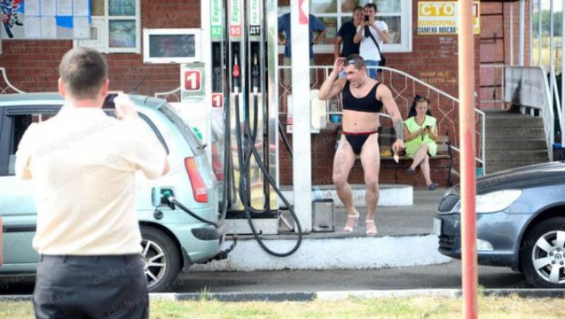 O benzinărie oferă un plin gratis, dacă te duci să alimentezi în bikini. Imaginile sunt mai mult decât grăitoare