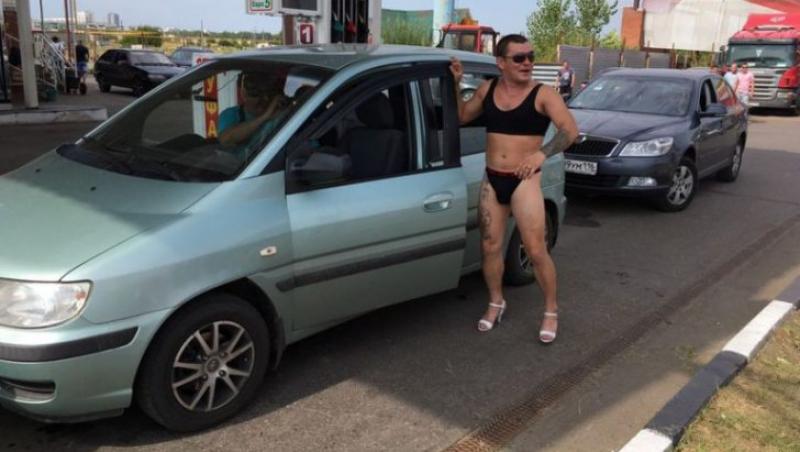 O benzinărie oferă un plin gratis, dacă te duci să alimentezi în bikini. Imaginile sunt mai mult decât grăitoare