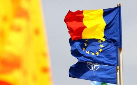 Steagurile României, NATO şi UE, folosite pe post de nailon de muncitorii care renovează sediul Consiliului Județean din Braşov