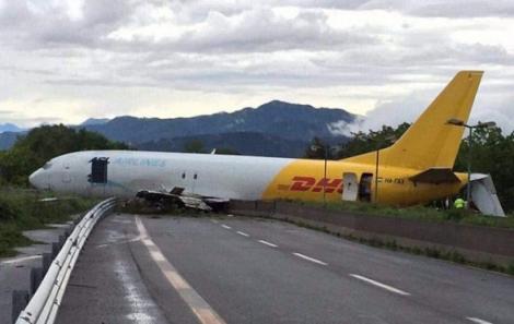 Imagini uimitoare în Italia! Un avion a ajuns pe o șosea din apropierea aeroportului, după ce a ratat aterizarea