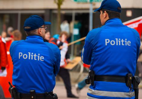 Doi poliţişti au fost atacaţi de un bărbat cu macetă în Belgia