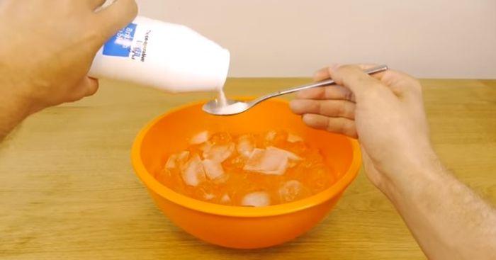 Ce descoperire. Cum poți răci băuturile &icirc;n c&acirc;teva minute. Ai nevoie de apă, sare și gheață!