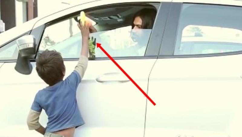 Spotul umanitar care te lasă fără grai! Un bărbat voia să mănânce, când a vazut cum se uita la el un baiețel amărât