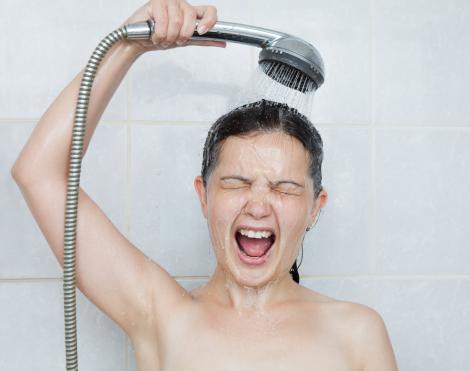 Dușul zilnic are și anumite riscuri pentru sănătate! Părul, unghiile și pielea ta suferă schimbări majore!