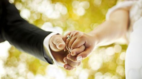 Veste excelentă pentru tinerii căsătoriţi! Vor putea primi lunar bani de la stat pentru plata chiriei