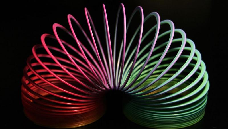 Slinky, arcul colorat care ne-a înveselit copilăria. Știai că a fost inventat din greșeală, în timpul celui de-Al Doilea Război Mondial?