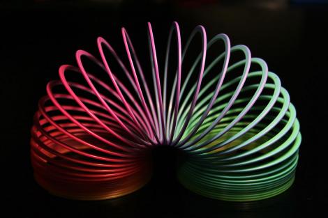 Slinky, arcul colorat care ne-a înveselit copilăria. Știai că a fost inventat din greșeală, în timpul celui de-Al Doilea Război Mondial?