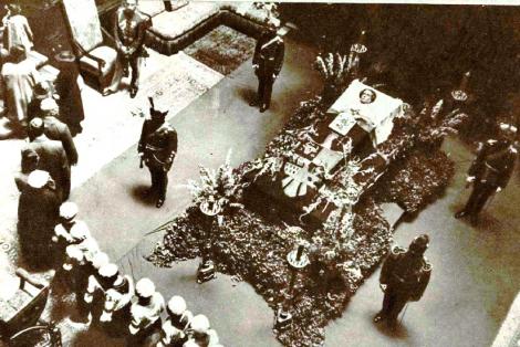 Galerie foto de colecţie! Imagini de la funeraliile Reginei Maria, cea mai iubită suverană a României: "Apusese mare parte din forța spirituală a țării"