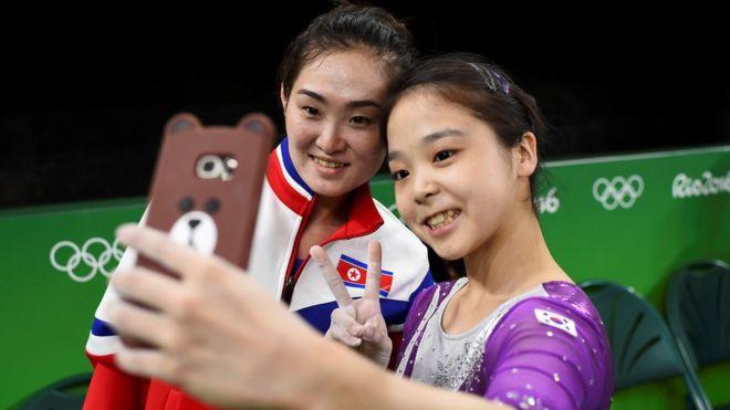 Lecția de suflet a două gimnaste a devenit virală! Coreea de Nord și Coreea de Sud, împreună în același selfie, la JO de la Rio