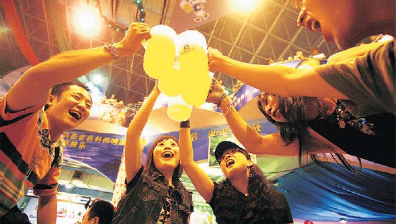 Asiaticii au și ei un festival al berii, doar că e total diferit de ceea ce crede toată lumea! Ce se întâmplă aici?