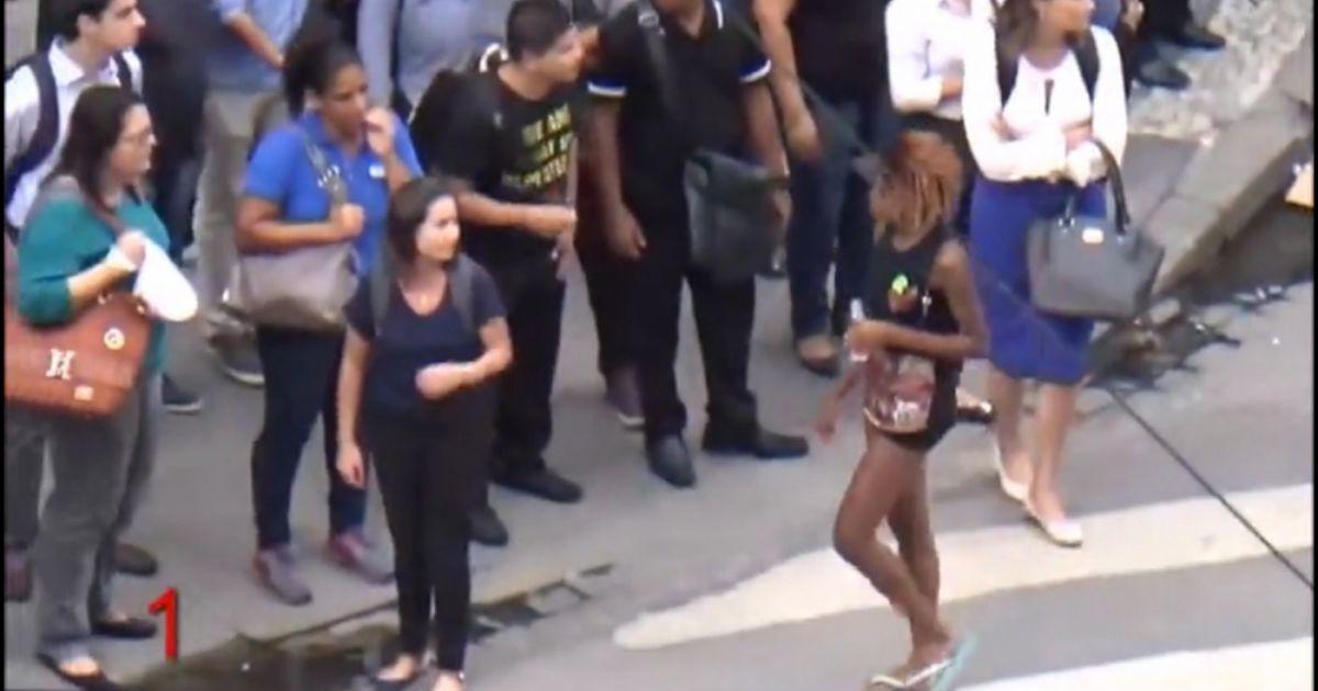 VIDEO! &Icirc;n Brazilia, oamenii sunt jefuiți pe stradă, &icirc;n plină zi, fără nicio jenă: Imaginile au făcut &icirc;nconjurul internetului