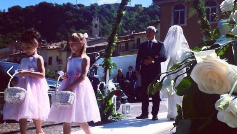 Şi totuşi există… iubire. Au făcut nuntă printre ruinele lăsate în urmă de cutremurul din Italia. Corul a tăcut, iar biserica abia mai stă în picioare. Povestea emoţionantă a doi italieni face înconjurul lumii