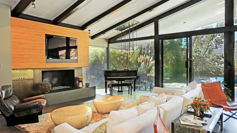 Luxul şi opulenţa descriu casa de vis a lui John Legend! Şi-a redecorat apartamentul din New York şi şi-a cumpărat scaunde din aur