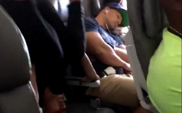 Video! Dormea liniştit &icirc;n avion şi habar n-avea ce făcea femeia de l&acirc;ngă el. Ipostaza amuzantă &icirc;n care a fost filmată